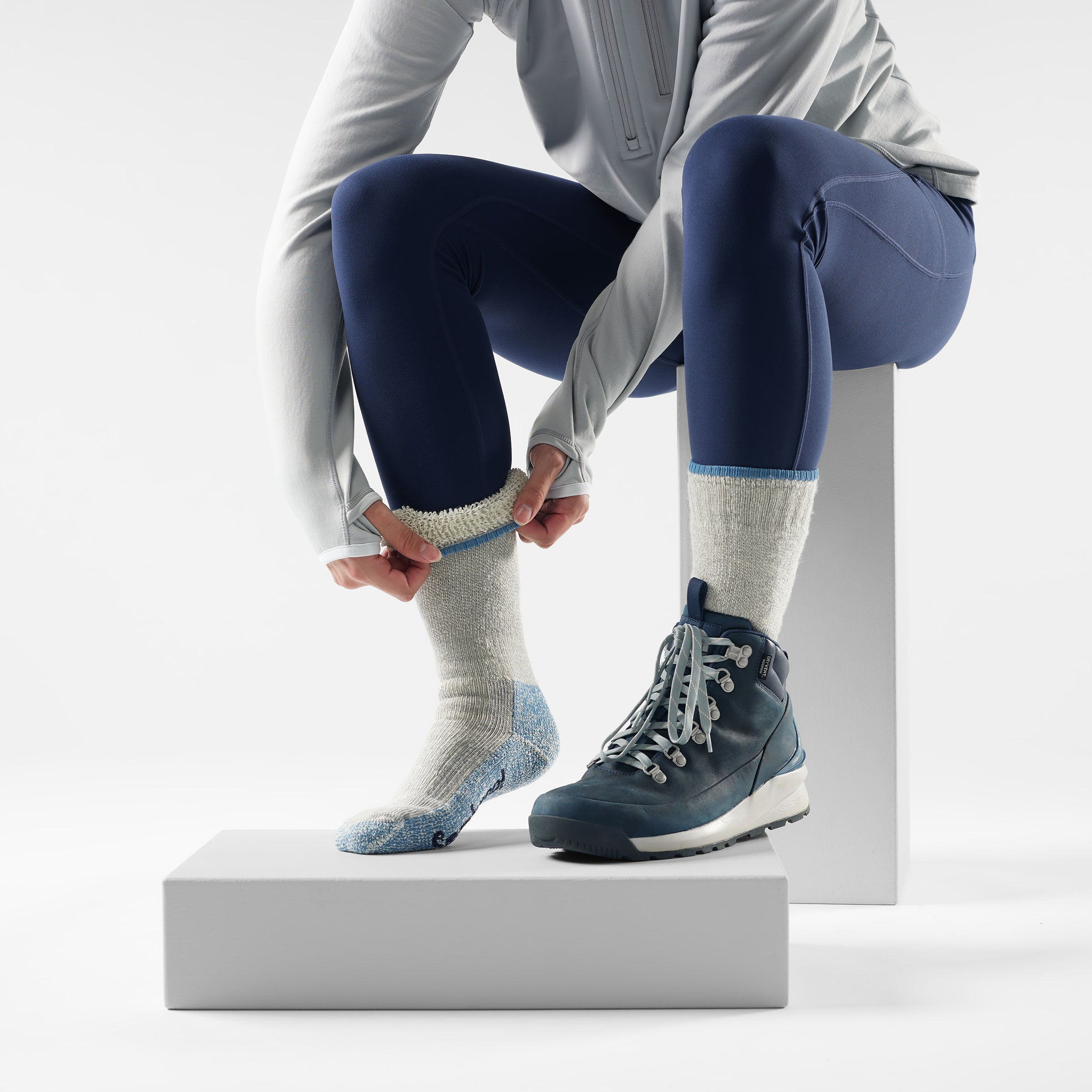 Women's Mountaineer Classic Edition Crew Socks Light Gray
