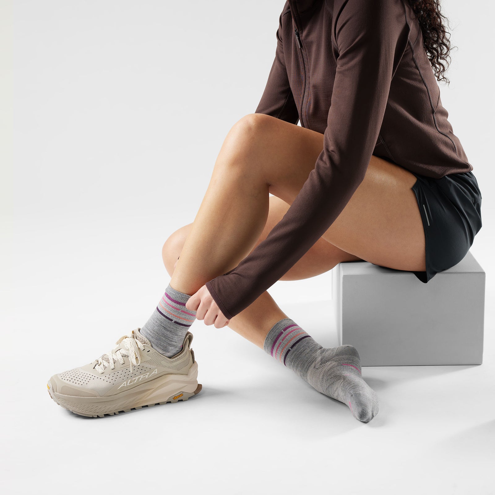 Women's Run Zero Cushion Mid Crew Socks Light Gray - ver - 2