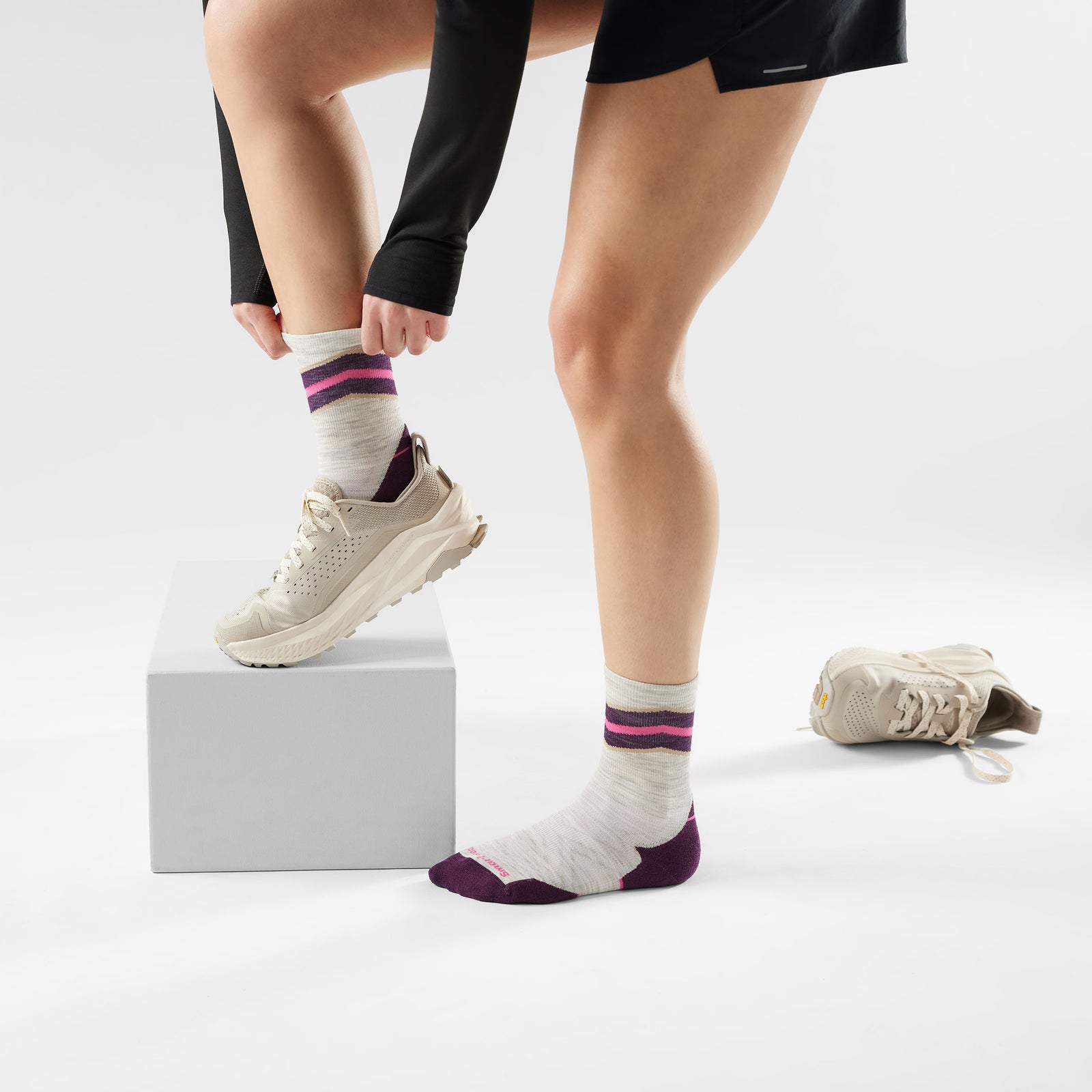Women's Run Mid Crew Socks Ash - ver - 2