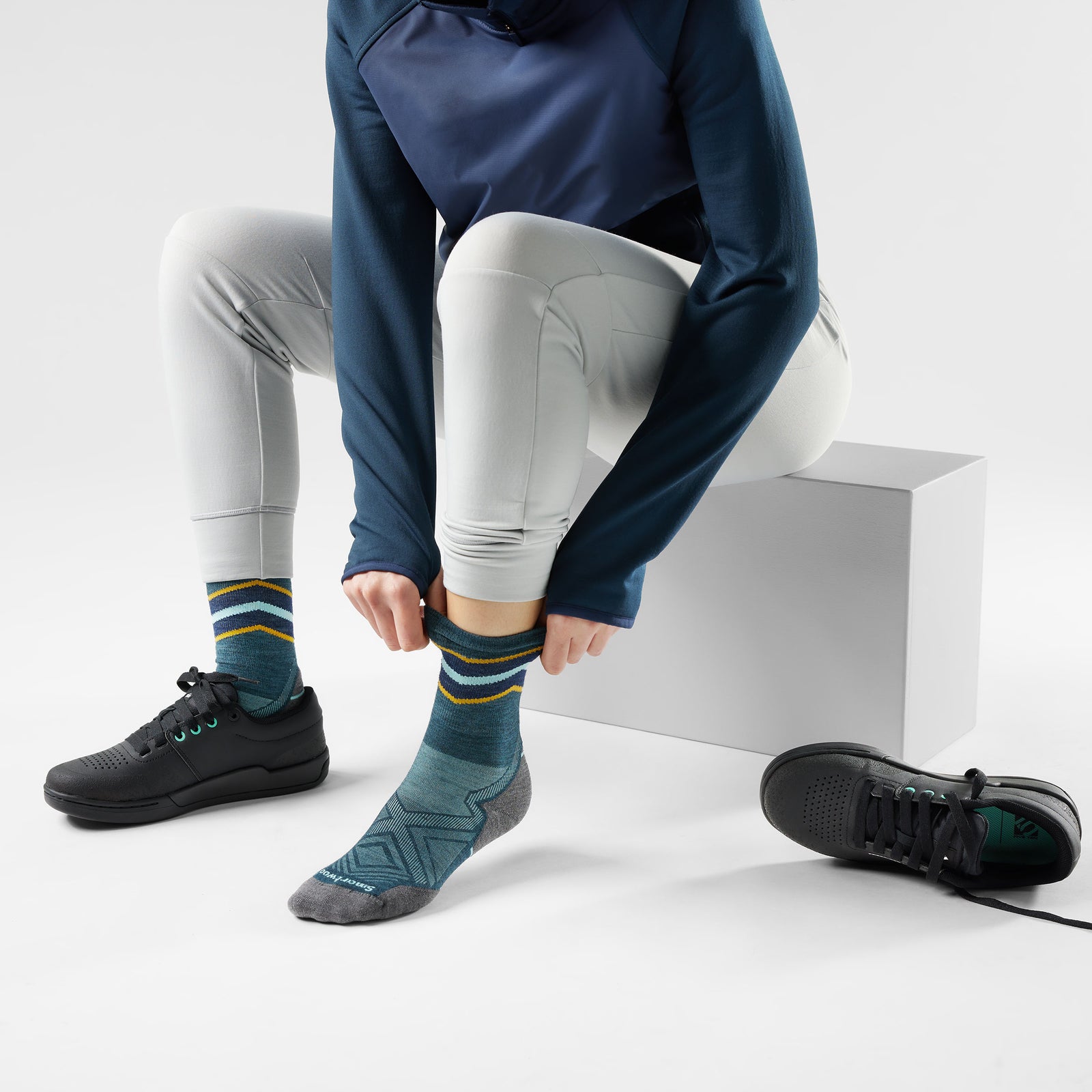 Women's Run Mid Crew Socks Twilight Blue - ver - 2
