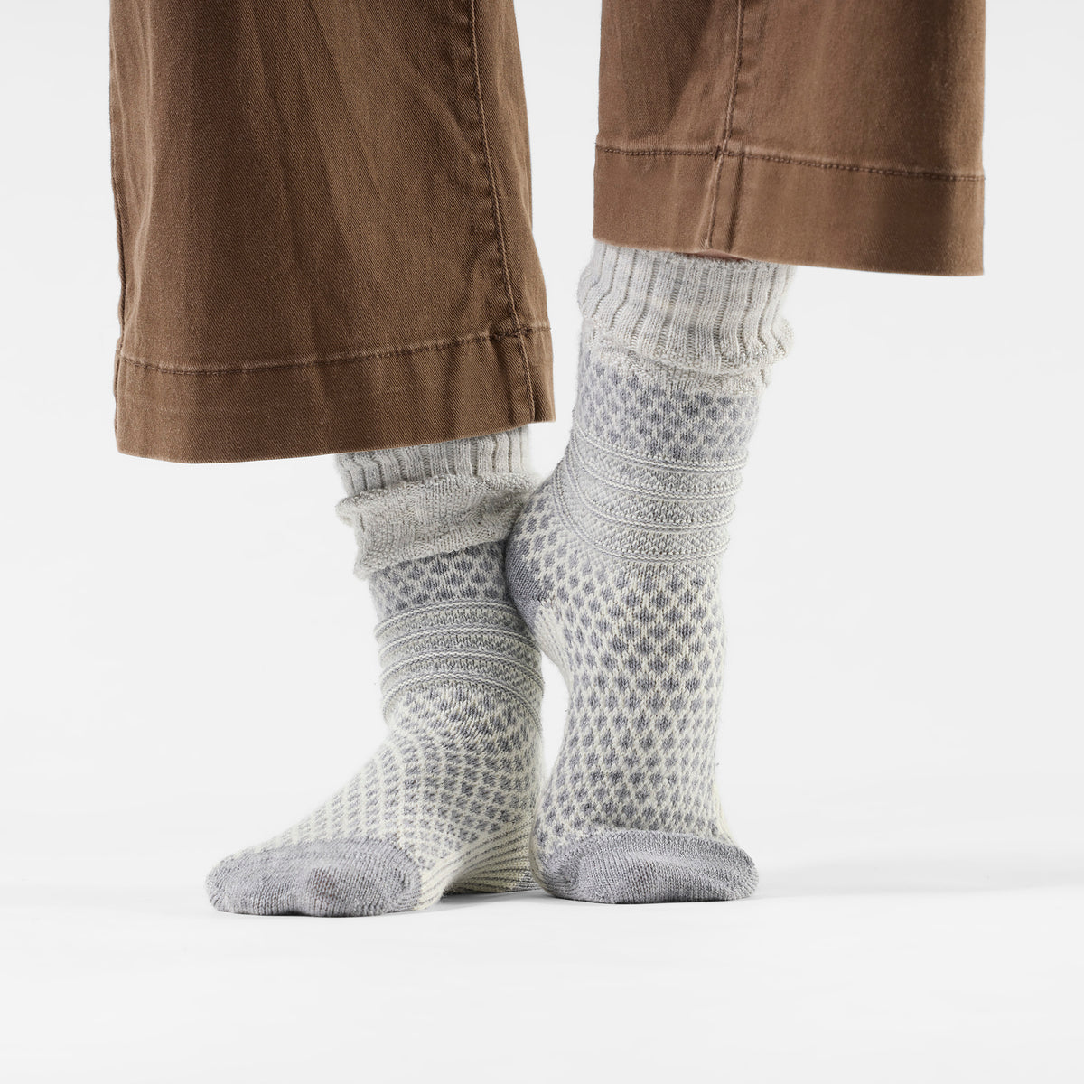 Women's Everyday Cozy Popcorn Cable Crew Socks Light Gray - 2