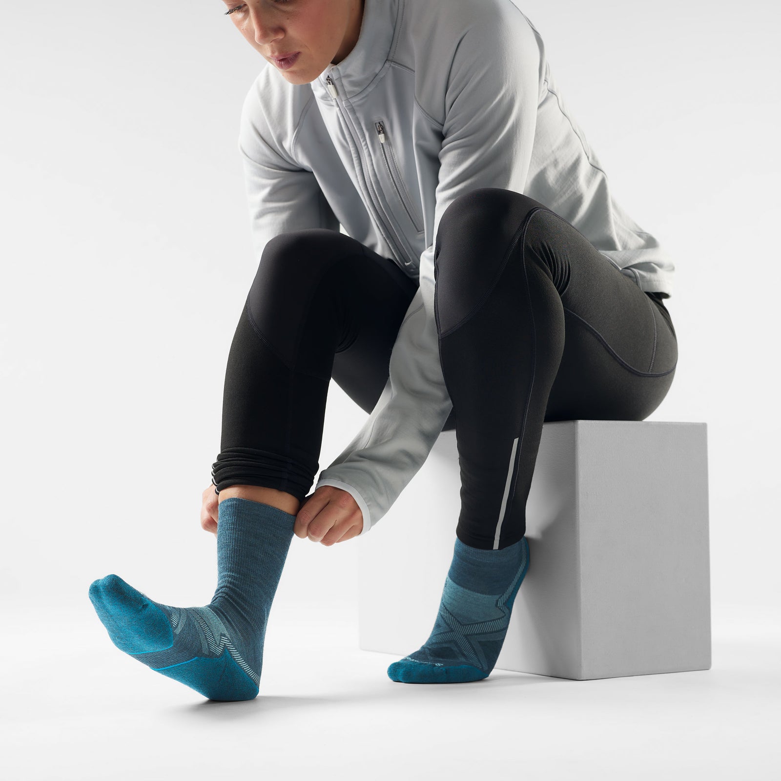 Women's Run Cold Weather Crew Socks Light Gray-White - ver - 2
