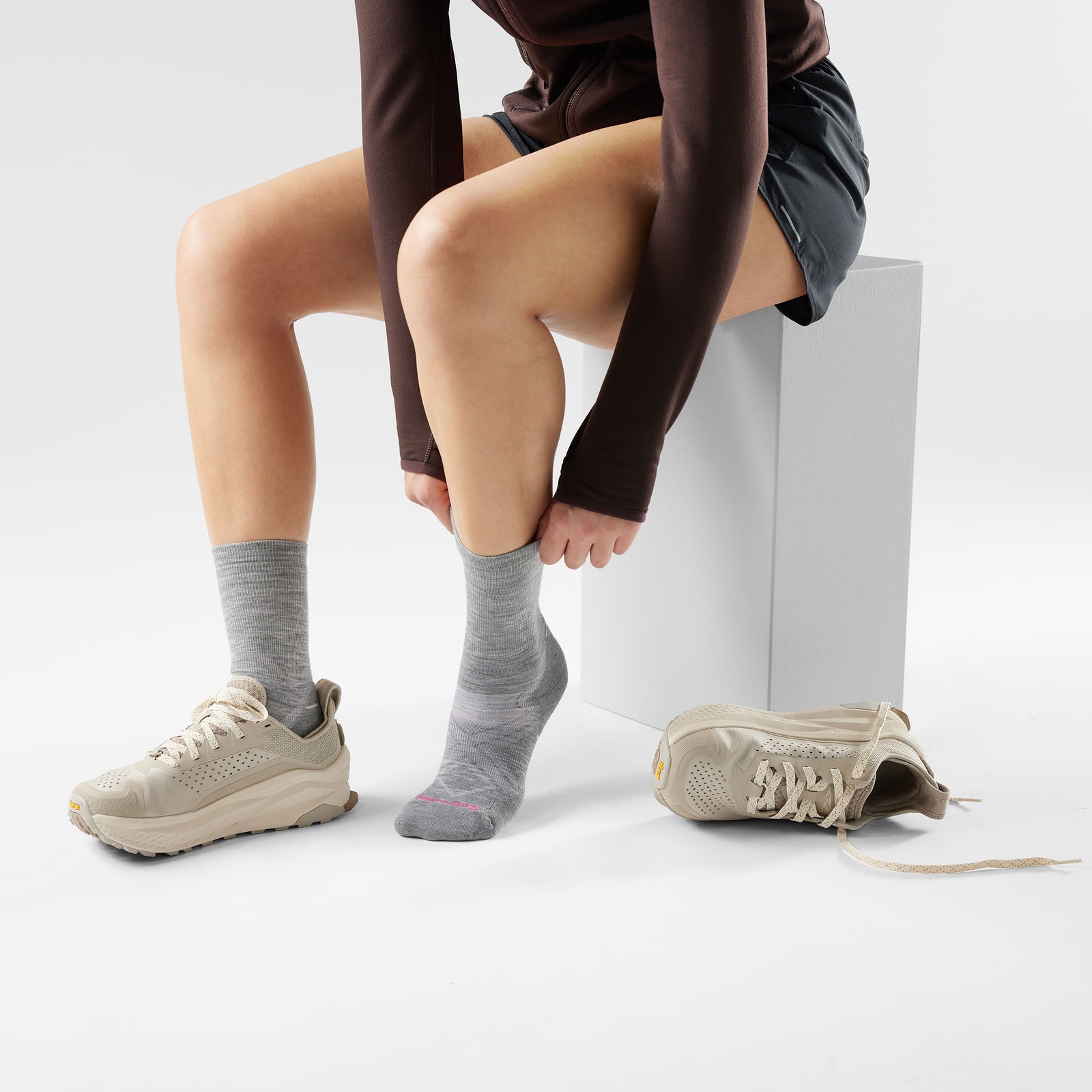 Women's Run Cold Weather Crew Socks Light Gray-White - ver - 2