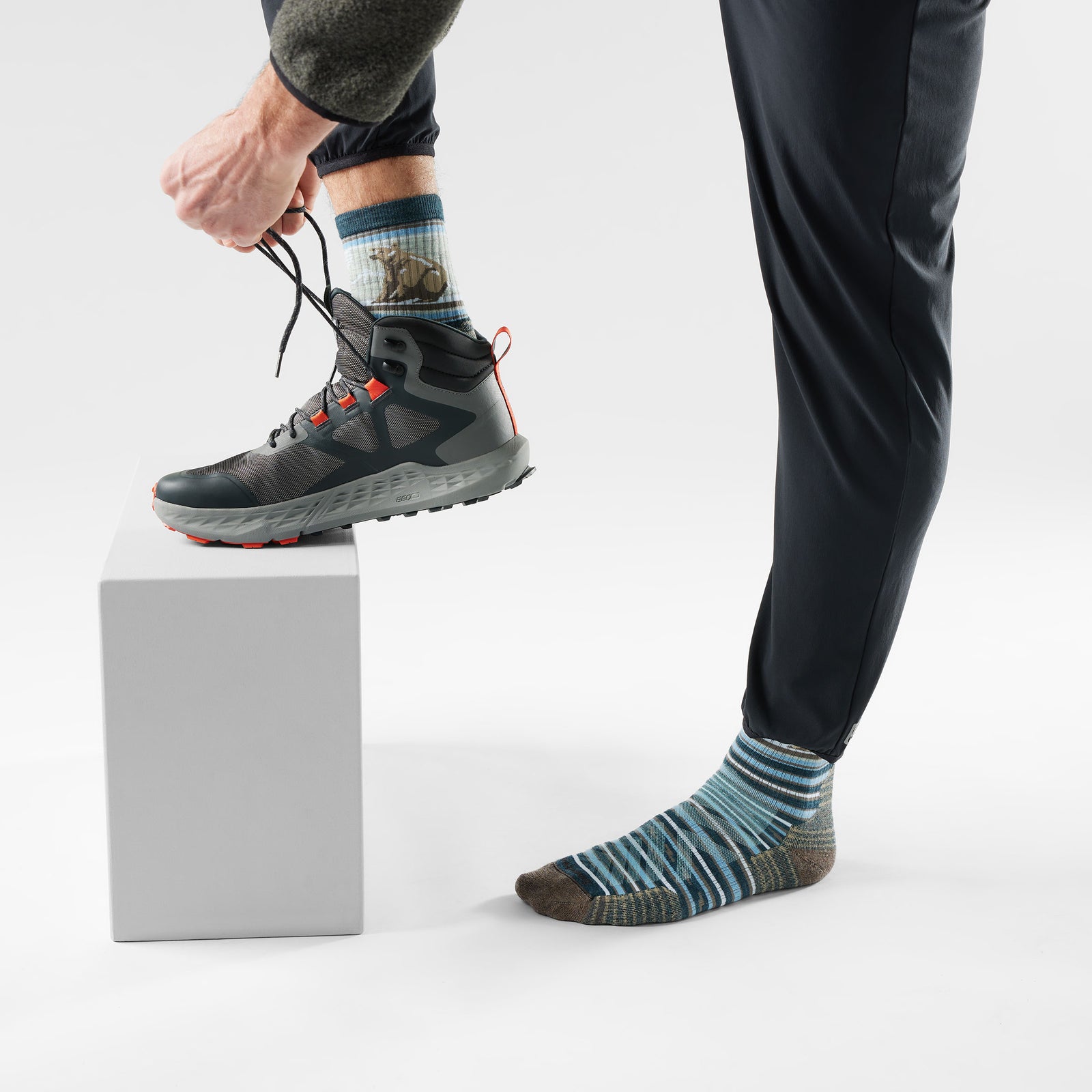 Hike Bear Stripe Mid Crew Socks Ash - ver - 2