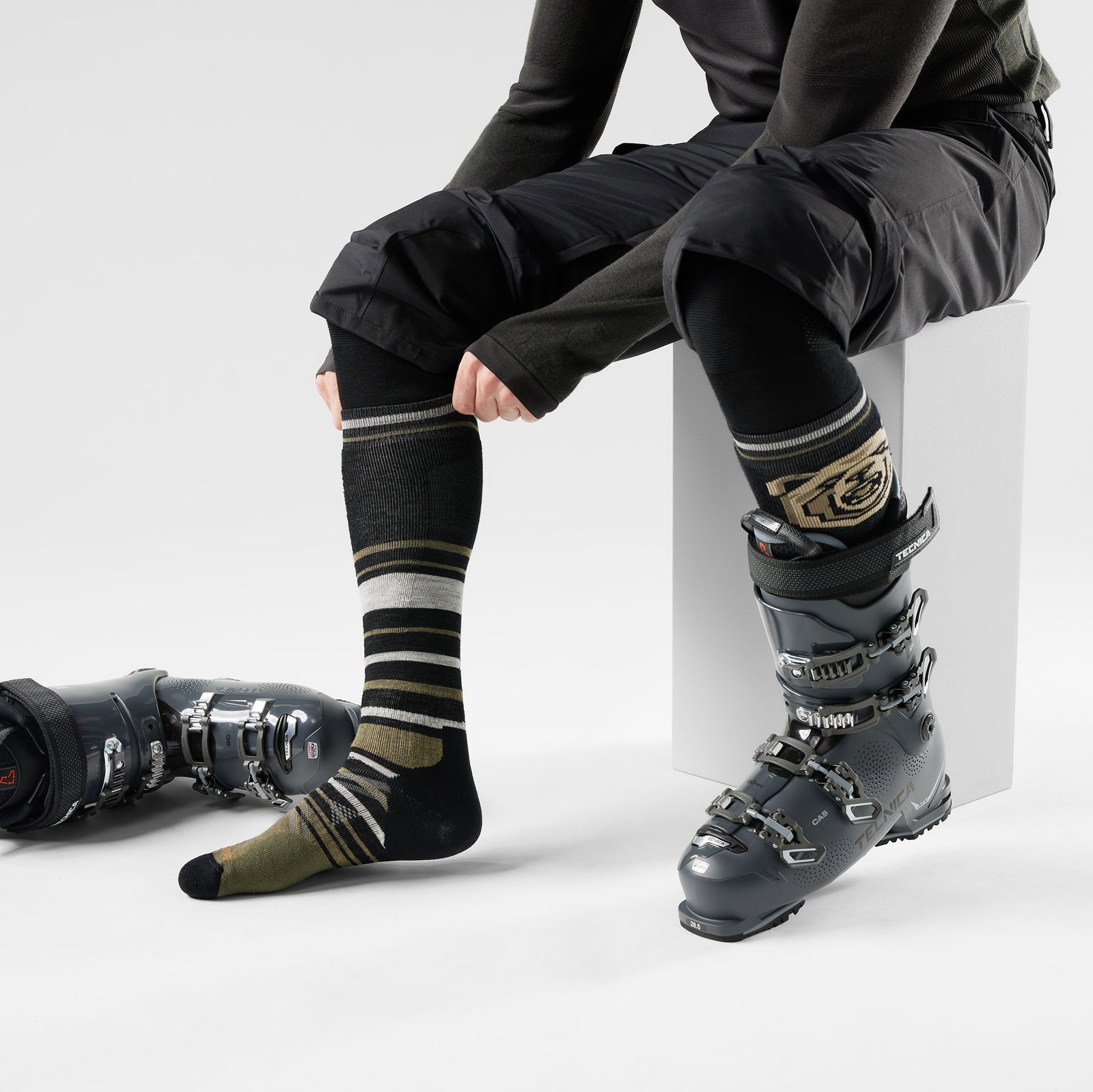 Ski Growling Grizzly Over The Calf Socks Black - ver - 2